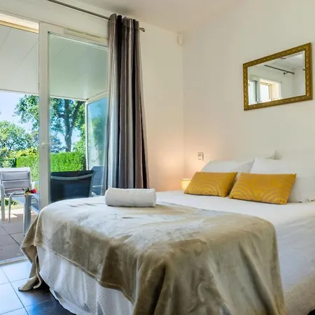 Garden-level Pool & Sea View Apartment Cannes