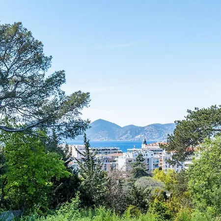 Garden-level Pool & Sea View Apartment