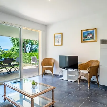 Garden-level Pool & Sea View Apartment