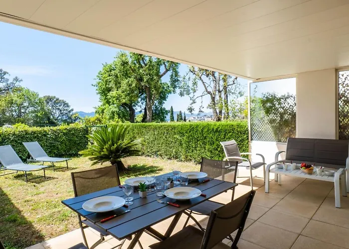 Garden-level Pool & Sea View Apartamento