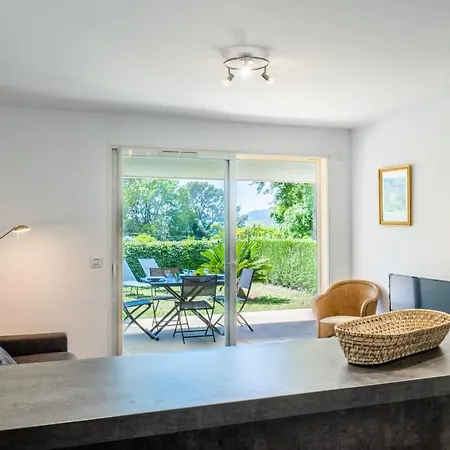 Garden-level Pool & Sea View Apartman *