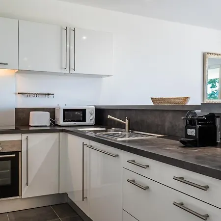 Garden-level Pool & Sea View Apartman